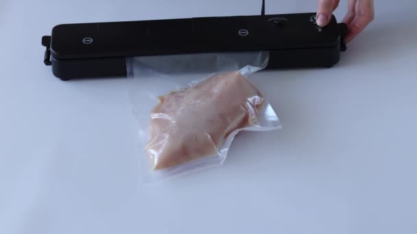 空気とシールを引く特別な自家製機械を使用して真空バッグにチキンフィレを梱包するプロセス — ストック動画