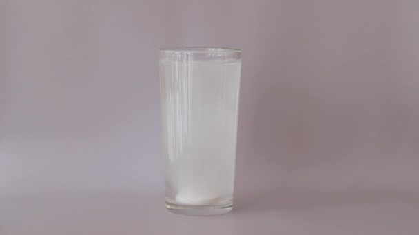 Fizzy White Tablet Dissolved Glass Water Supplement Vitamin Calcium Energy — ストック動画