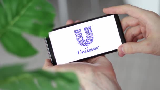 Irpen Ukraine Janeiro 20223 Fechar Tela Smartphone Unilever Logo Lettering — Vídeo de Stock