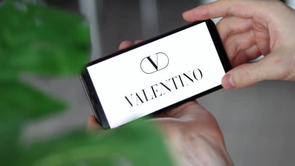 Irpen Ukraine January 20223 Closeup Smartphone Screen Valentino Logo Lettering — Stockvideo