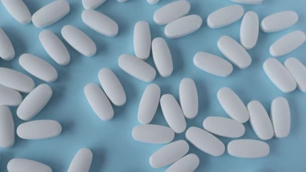 Glutamin Bílé Oválné Tablety Roztroušené Modrém Pozadí Pohled Shora — Stock video