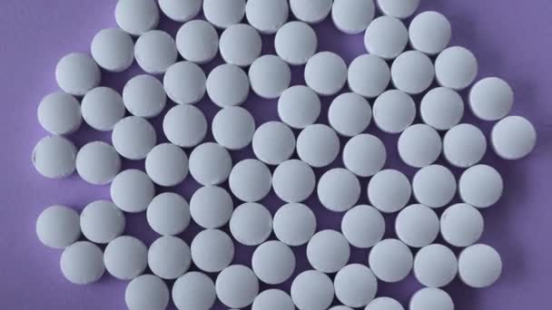 Белые Круглые Таблетки Добавки Магния Светлом Фиолетовом Фоне — стоковое видео