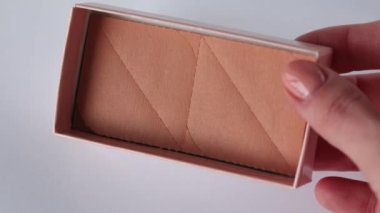 Beyaz arka plandaki kırışıklıklar için bej renkli yüz etiketleri. Çabasız bir şekilde Pürüzsüz ve Cildinizi Kırışıklık Yapıştırıcı ile Kaldırın. İç kaş kırışıklıkları ve alın kırışıklıklarına iyi gelir.
