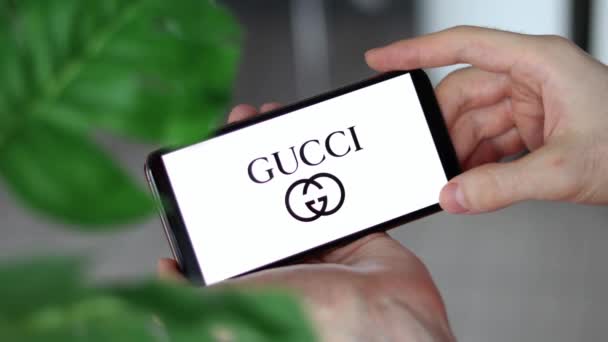 Irpen Ukraine January 20223 Closeup Smartphone Screen Gucci Logo Lettering — Vídeo de stock
