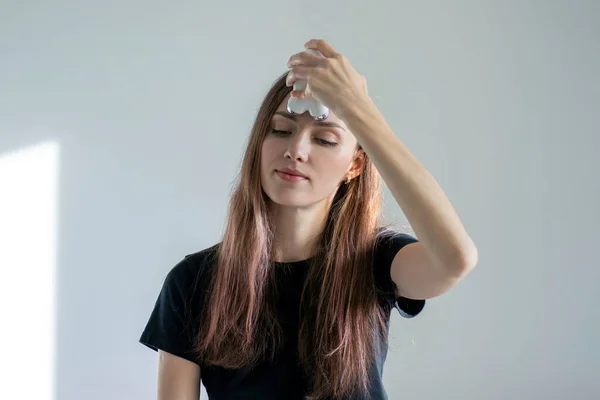Beautiful Young Woman Massages Her Forehead Microcurrent Machine — Stock Photo, Image