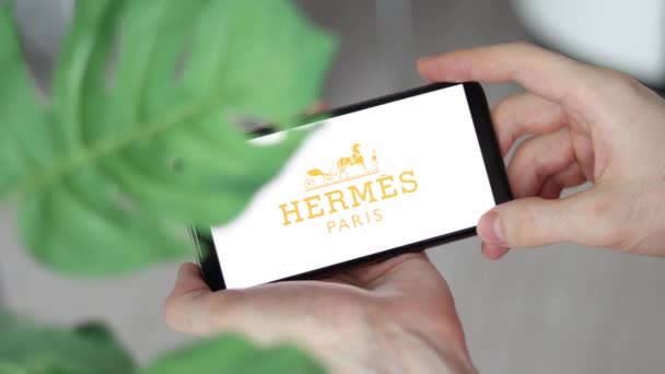 Irpen Ukraine January 20223 Closeup Smartphone Screen Hermes Logo Lettering — Vídeo de stock