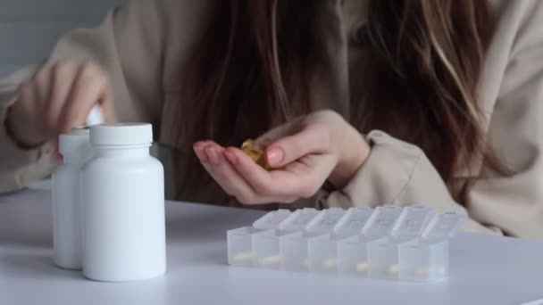 Caixa Comprimidos Para Paciente Sénior Recipiente Medicamentos Organizador Branco Com — Vídeo de Stock