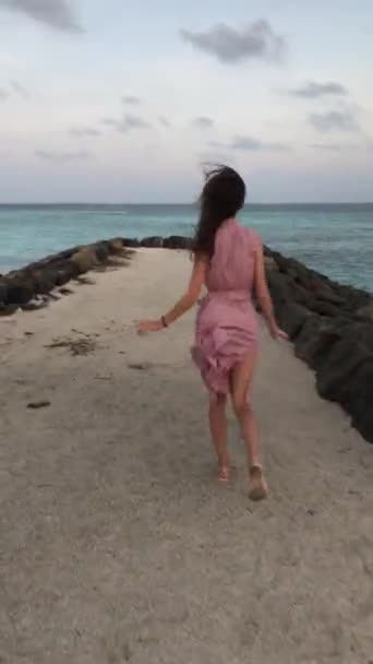 Тонка Молода Жінка Рожевій Сукні Біжить Океану Мальдівах Рано Вранці — стокове відео