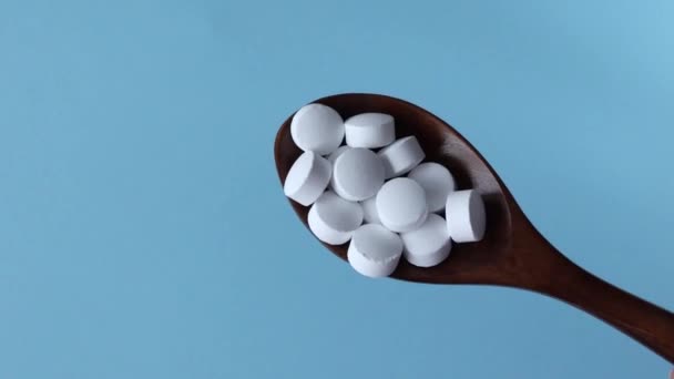 Kerek Fehér Tabletta Fakanállal Kék Alapon Magnézium Kiegészítés Egy Éjszakai — Stock videók