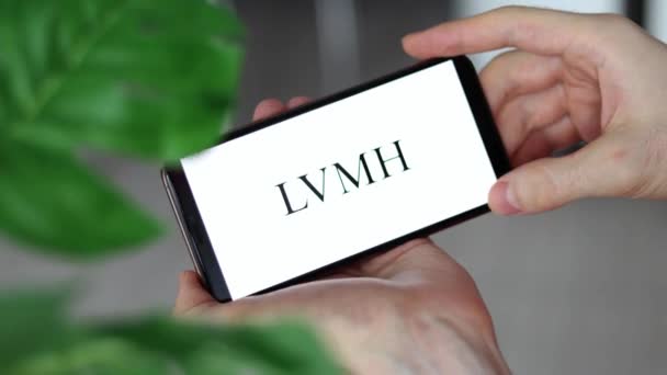 Irpen Ukraine Styczeń 20223 Zbliżenie Ekranu Smartfona Logo Lvmh Napisem — Wideo stockowe