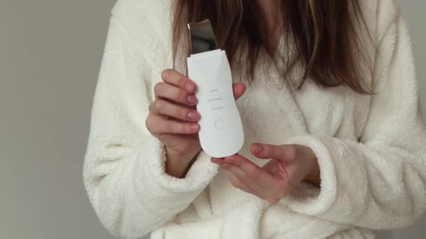 Woman Holding Ultrasonic Facial Scrubber — стоковое видео