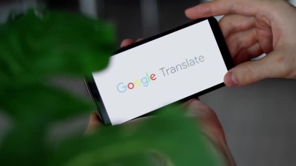 Irpen Ukraine January 20223 Closeup Smartphone Screen Google Translate Logo — Αρχείο Βίντεο