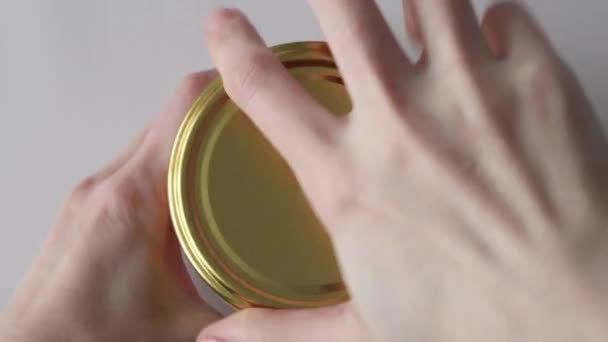 一个女人打开一个装有液状猪油的玻璃瓶 — 图库视频影像