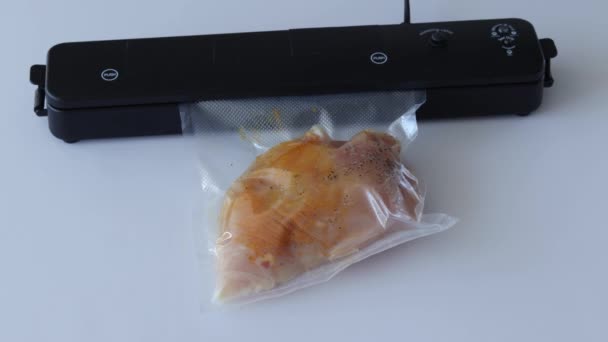 Evacuator Removes Air Bag Raw Spiced Chicken Breast Seals Bag — Wideo stockowe