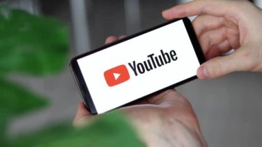 IRPEN, UKRAINE - 20 HAZİRAN 20223, akıllı telefon ekranı YouTube logosu kapanışı erkeklerin elinde, Illustrative Editorial