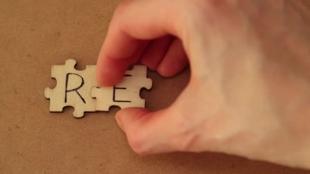 Inskrypcja Reszta Zmontowanych Drewnianych Łamigłówek Kobieta Układa Słowa Puzzle Beżowym — Wideo stockowe