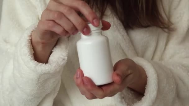 Vrouw Houdt Een Witte Pot Voor Tabletten Pillen Supplementen Verdraaid — Stockvideo