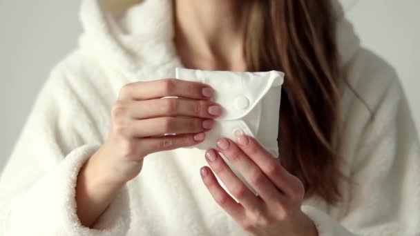 Mujer Desenvuelve Una Almohadilla Blanca Reutilizable Movimiento Lento — Vídeo de stock