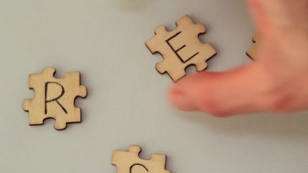 Kobieta Układa Puzzle Słów Niebieskim Tle Słowo Rest — Wideo stockowe