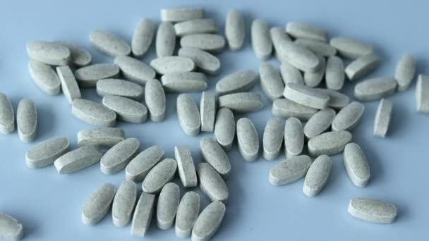 Ωοειδείς Βιταμίνες Πέφτουν Μπλε Φόντο Πολυβιταμινούχο Σύμπλοκο Για Υγεία Φάρμακα — Αρχείο Βίντεο