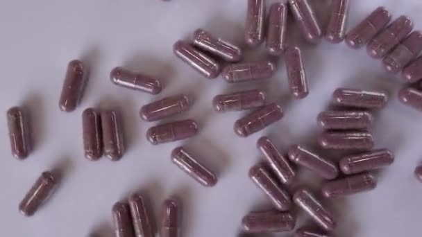 粉红胶囊 底色为白色 药丸和药物 酸樱桃添加剂 维生素 矿物质 植物提取物和其他有益物质 — 图库视频影像