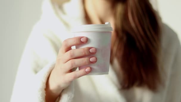 Mujer Sosteniendo Una Taza Café Mañana Tonos Pastel — Vídeos de Stock