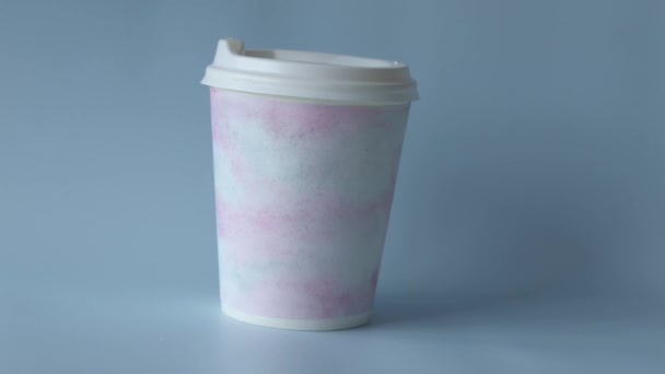 Taza Café Plástico Con Delicado Patrón Acuarela Sobre Fondo Azul — Vídeos de Stock