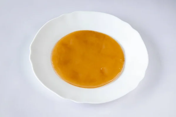 Τσάι Μανιτάρι Kombucha Βρίσκεται Ένα Λευκό Πιάτο Στο Τραπέζι Kombucha — Φωτογραφία Αρχείου