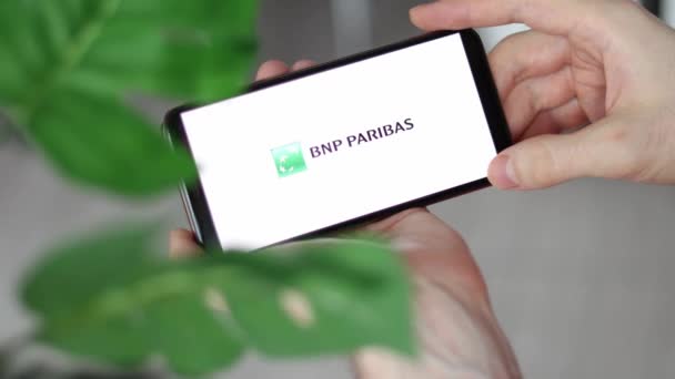 Irpen Ukraine January 20223 Closeup Smartphone Screen Bnp Paribas Logo — ストック動画