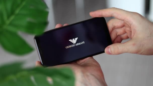 Irpen Ukraine Ιανουαριου 20223 Κλείσιμο Οθόνης Smartphone Giorgio Armani — Αρχείο Βίντεο