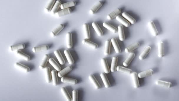 Cápsulas Brancas Suplementos Sobre Fundo Branco Comprimidos Com Enzimas Digestivas — Vídeo de Stock