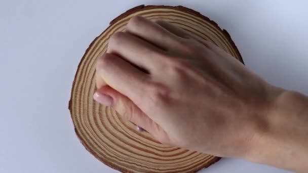 Ręka Kobiety Umieszcza Różowe Kapsułki Drewnianym Tle Suplementy Witaminy Leki — Wideo stockowe