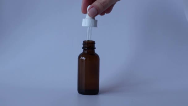 Donna Apre Una Bottiglia Scura Con Contagocce Gocciola Prodotto Olio — Video Stock
