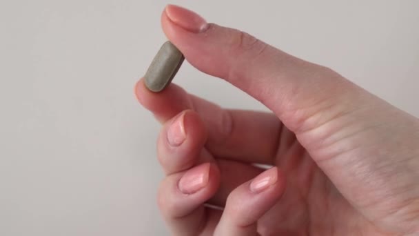 Brązowa Prostokątna Tabletka Zaokrąglonymi Rogami Może Być Ziołowy Suplement Granatem — Wideo stockowe