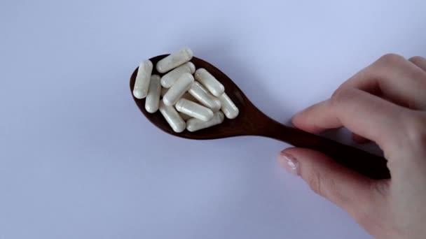 Vitamina Más Una Cuchara Madera Sobre Fondo Blanco — Vídeo de stock