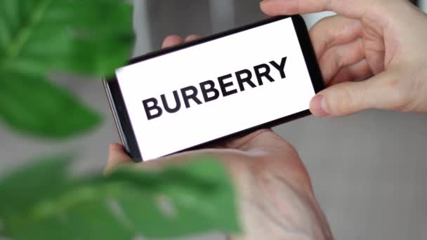 Irpen Ukraine January 20223 Closeup Smartphone Screen Burberry Logo Lettering — Stock Video