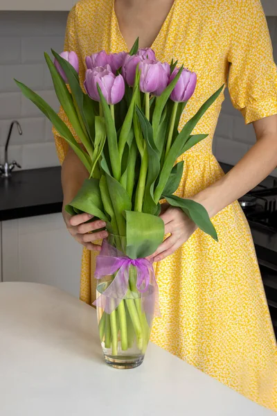 Vékony Fiatal Egy Orgona Csokor Tulipánnal Egy Sárga Ruhás Lány — Stock Fotó