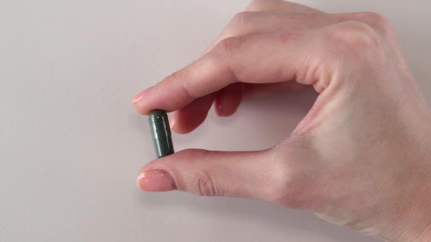 Cápsula Verde Escura Com Clorofila Espirulina Uma Mão Mulher Suplementos — Vídeo de Stock