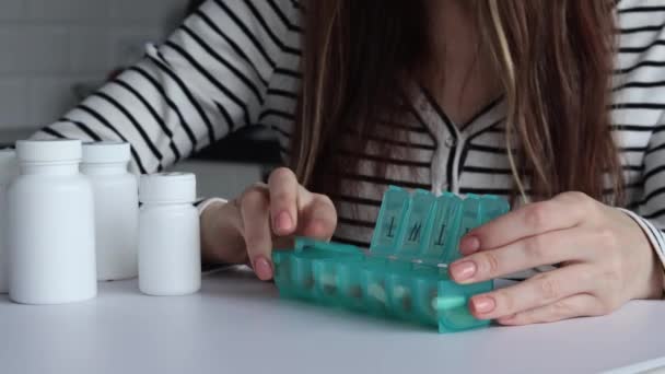 Donna Chiude Ogni Cellula Della Compressa Poi Mostra Scatola Pillole — Video Stock