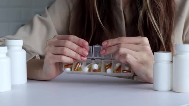 每日用药丸和胶囊给药盒贴上药丸和药丸 妇女治疗传染病 心脏病的药丸 以保持免疫力 — 图库视频影像