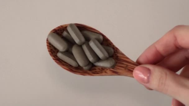 ハーブサプリメント 木製のスプーンで錠剤の形でザクロエキス — ストック動画