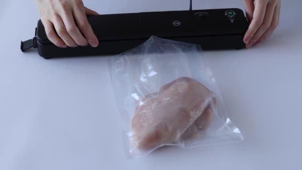 Γυναίκα Βάζει Την Τσάντα Κενού Του Στήθους Κοτόπουλου Στη Μηχανή — Αρχείο Βίντεο