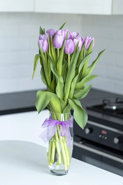 Csokor Lila Tulipán Egy Tiszta Váza Hátterében Egy Modern Fehér — Stock Fotó