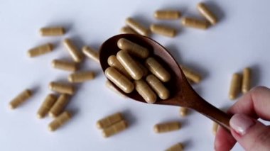 Turuncu tozlu şeffaf kapsüller. İlaçlar, karaciğer ilaçları.