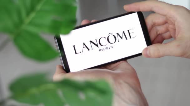 Irpen Ukraine January 20223 Closeup Smartphone Screen Lancome Logo Lettering — Stock Video