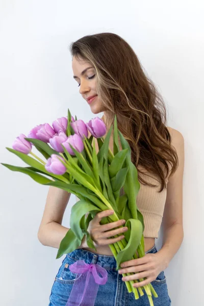 Bella Donna Felice Con Tulipani Lilla Erge Uno Sfondo Bianco — Foto Stock