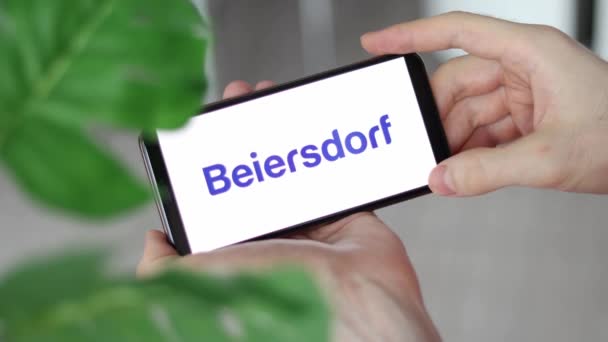 Irpen Ukraine Januari 20223 Närbild Smartphone Skärm Beiersdorf Logo Bokstäver — Stockvideo