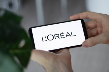 IRPEN, UKRAINE - 20 HAZİRAN 20223, Akıllı telefon ekranının kapanışı Loreal Paris logosu erkeklerin elinde Illustrative Editorial