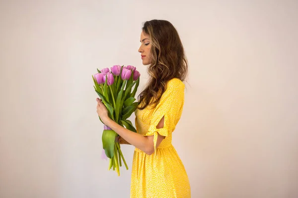 Bella Donna Dai Capelli Ricci Vestito Giallo Con Bouquet Tulipani — Foto Stock