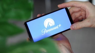 IRPEN, UKRAINE - 20 HAZİRAN 20223, Paramount Plus akıllı telefon ekran logosu kapanışı erkeklerin elinde, Illustrative Editorial